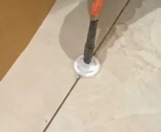京口瓷砖空鼓维修公司专业解答瓷砖在铺贴过程中，如果没有涂抹均匀到位的粘结材料（如水泥砂浆或瓷砖胶），可能会导致以下问题